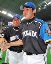 【日本ハム-西武】梨田監督に出迎えられ笑顔の多田野(撮影・黒川智章)