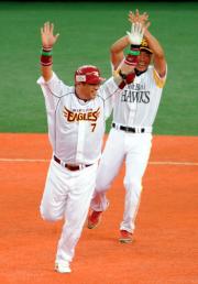【全パ-全セ】サヨナラ打を放った山崎、後方は小久保(撮影・河南真一)
