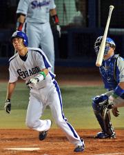 4回裏1死満塁、適時打を放つ荒木(撮影・栗山尚久)