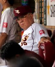 【楽天－日本ハム】ベンチで厳しい表情の楽天野村監督（撮影・中島郁夫）