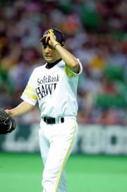 まさかのスクイズで失点した馬原はベンチに戻る(撮影・梅根麻紀)