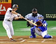 【巨人-横浜】1回、小笠原は2点本塁打を放つ(撮影・下田雄一)