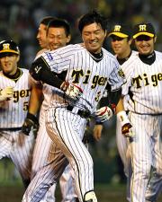 【阪神－中日】サヨナラ犠飛の林はナインから祝福される（撮影・加藤哉）