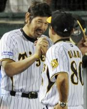 【阪神－巨人】11勝目を挙げ、岡田監督に祝福される下柳（共同）