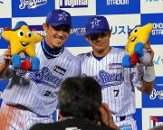 【横浜-ヤクルト】お立ち台で笑顔の内川(左)と仁志(撮影・小沢裕)