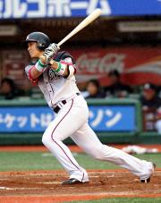 【ロッテ－楽天】６回、サブローは満塁本塁打を放つ（撮影・下田雄一）
