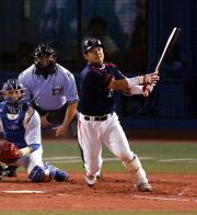 【横浜-ヤクルト】逆転本塁打を放つ福川(撮影・野上伸悟)