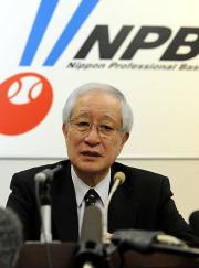 実行委員会を終え会見する加藤コミッショナー（撮影・山崎哲司）