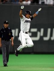 【日本ハム-ソフトバンク】サヨナラ打の金子は歓喜(撮影・黒川智章)