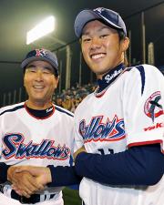 【ヤクルト－巨人】由規はプロ初勝利を挙げ高田監督と笑顔で握手（共同）