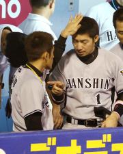 【広島-阪神】鳥谷は2点適時打を放ち頭をナデられる(撮影・加藤哉)