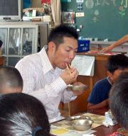 子供たちと給食を食べる小久保(撮影・押谷謙爾)