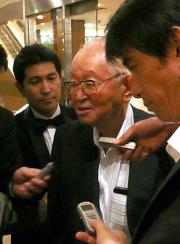 取材に応じる巨人の渡辺恒雄会長（撮影・大塚仁）