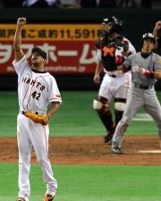 【巨人-阪神】三振を奪い拳を突き出すクルーン(撮影・栗山尚久)