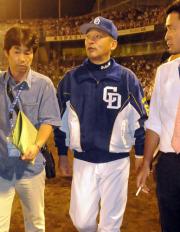 【広島－中日】４位転落も淡々した表情の落合監督（撮影・倉掛優一）