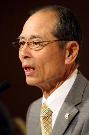 辞任ついての経緯を話す王監督（撮影・進尚幸）