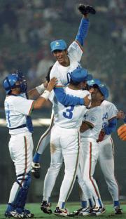 96年6月11日ノーヒットノーランを達成し、喜ぶ渡辺久信(中央)