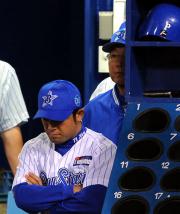 【横浜-中日】ベンチで試合を見守る大矢監督(右)(撮影・山崎哲司)