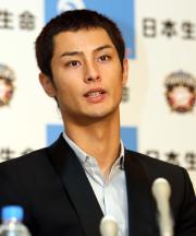 月刊ＭＶＰを受賞し記者会見するダルビッシュ（撮影・黒川智章）