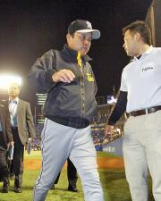 【ヤクルト－阪神】肩を落として引きあげる岡田監督（撮影・宮崎幸一）