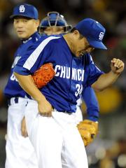 【阪神－中日】降板となる山本昌（右）と落合監督（撮影・加藤仁）