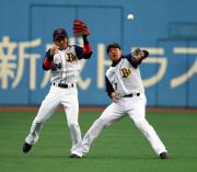 落球する後藤、右は浜中
