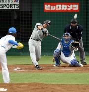 【西武-日本ハム】本塁打を放つスレッジ(撮影・野上伸悟)