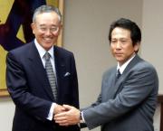 宮内義彦オーナー(左)に今季の報告を行った大石監督(共同)