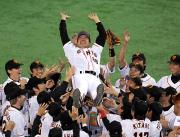 【巨人－中日】選手らに胴上げされる巨人原監督（撮影・栗山尚久）