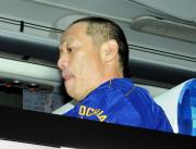 【巨人－中日】引き揚げのバスに乗り込む落合監督（撮影・清水貴仁）
