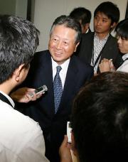 笑顔で報道陣の質問に答える巨人滝鼻オーナー(撮影・野上伸悟)