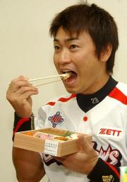 ヤクルト青木は自らプロデュースした弁当をほおばる（撮影・松本俊）