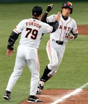 【西武－巨人】３回、３ラン放った鈴木尚（撮影・田崎高広）
