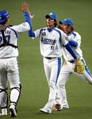 【西武－巨人】完封した岸は細川（左）とハイタッチ（撮影・加藤哉）