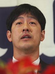 瞳に涙を溜め、ＦＡ会見にのぞむ広島・高橋建（撮影・倉掛優一）