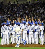【西武-統一】NO・1ポーズを決める西武の選手たち(撮影・野上伸悟)
