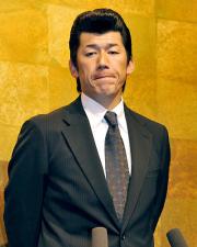 阪神との初交渉後、記者の質問に答える三浦大輔投手（共同）