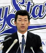 横浜残留を決意し緊張した表情で会見に臨む三浦（撮影・宇治久裕）