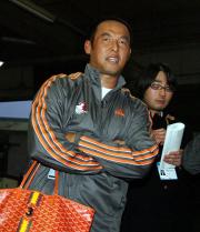 トレーニングを終えた松中は記者団の質問に答える（撮影・藤尾明華）
