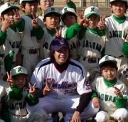 子どもたちに囲まれ笑顔のヤクルト五十嵐(撮影・広瀬雷太)