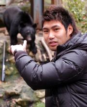 ツキノワグマのクラウドを激励に訪れた栗原健太(撮影・倉掛優一)