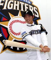 日本ハム新入団選手会見でバットを振る大野(撮影・黒川智章)