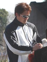 屋内練習場への移動中、ファンにサインする金子誠(撮影・本間翼)