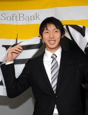 巽は笑顔で合宿所の「のれん」をくぐる（撮影・多田篤）