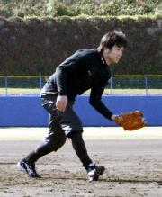 自主トレでノックを受ける巨人の高橋由(共同)