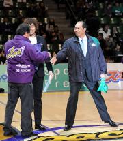 渡辺監督はアパッチの東尾トップアドバイザーと握手(撮影・酒井清司)