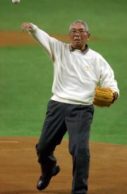 ０６年のＷＢＣ１次リーグ中国－韓国戦で始球式をする山内氏