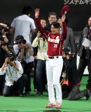 【日本ハム-楽天】ファンに手を振る岩隈(撮影・長島一浩)