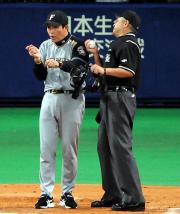【中日－日本ハム】判定に抗議する梨田監督（撮影・桜井希望）