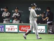 ベンチで腕を組む梨田監督(左端)。手前は三振に終わり引き揚げる中田